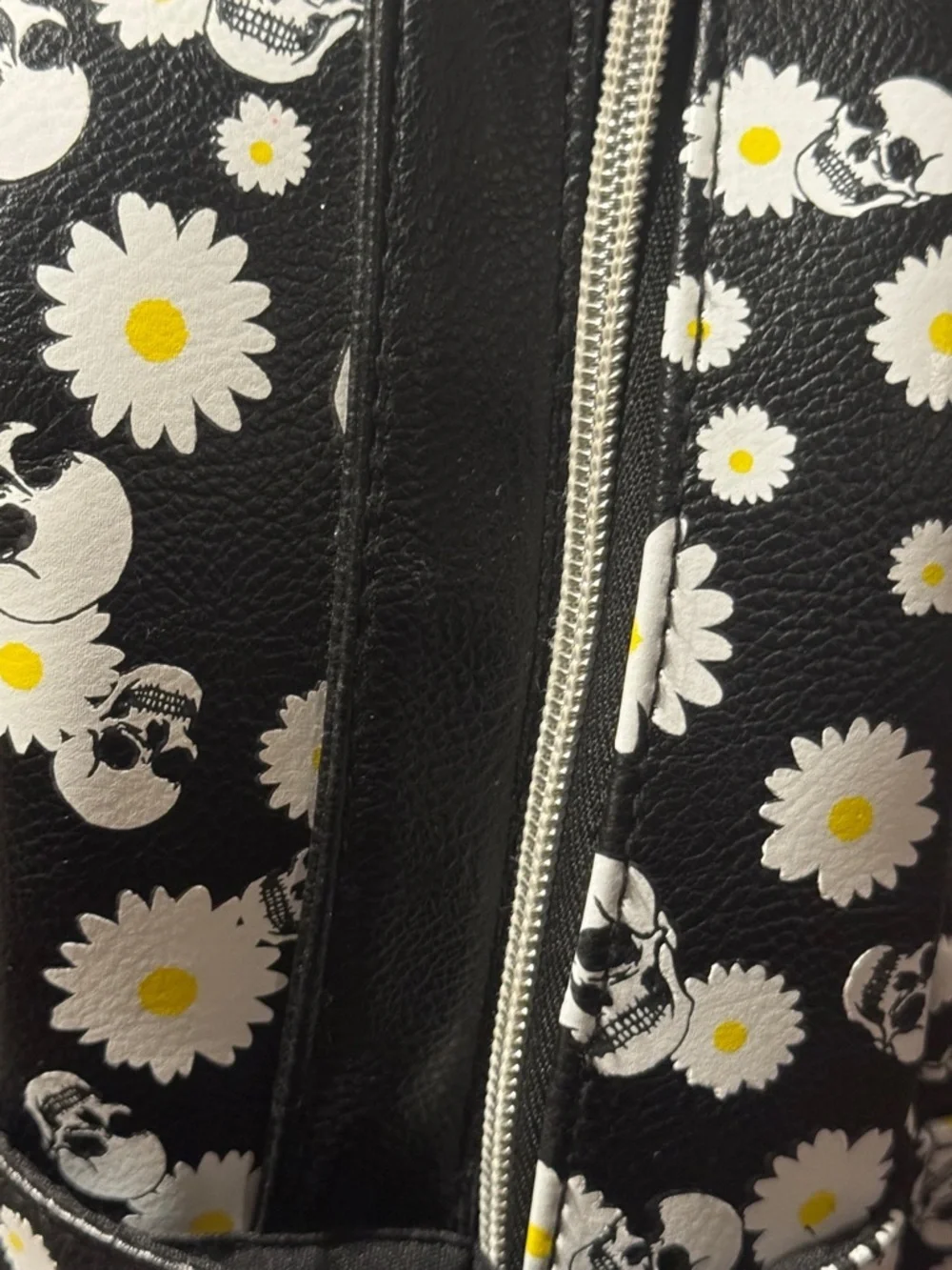 Hot topic  Daisy and Skull Print Black Backpack